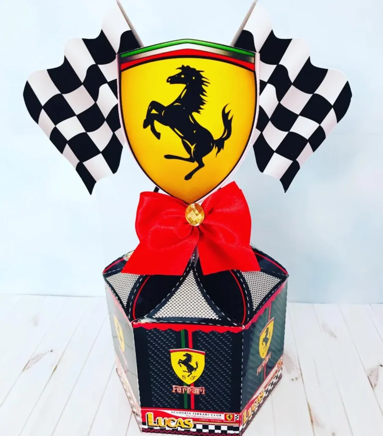 Kit de decoração de aniversário no tema Ferrari nos formatos Studio e PDF com elementos de corrida de carros vermelhos.