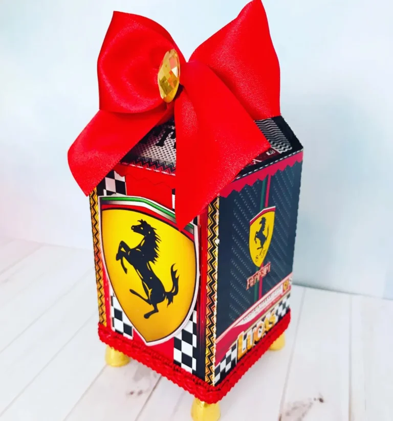 Detalhes dos elementos gráficos de corrida do kit de decoração de aniversário tema Ferrari nos formatos Studio e PDF.