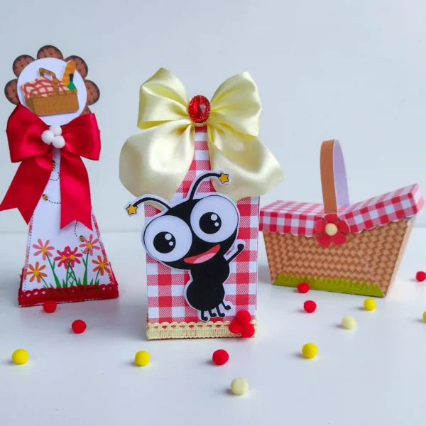 Lembrancinha personalizada de aniversário no tema picnic com estampa xadrez. Arquivo de corte digital configurado para o Silhouette Studio para festa.