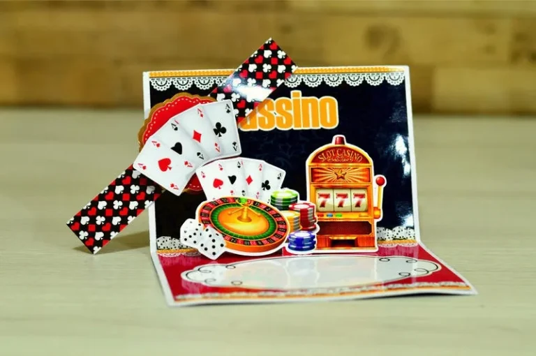 Arte digital para caixas de doces de aniversário com ilustrações de fichas de poker e letreiro de Las Vegas. Arquivo de corte digital em Studio e PDF.