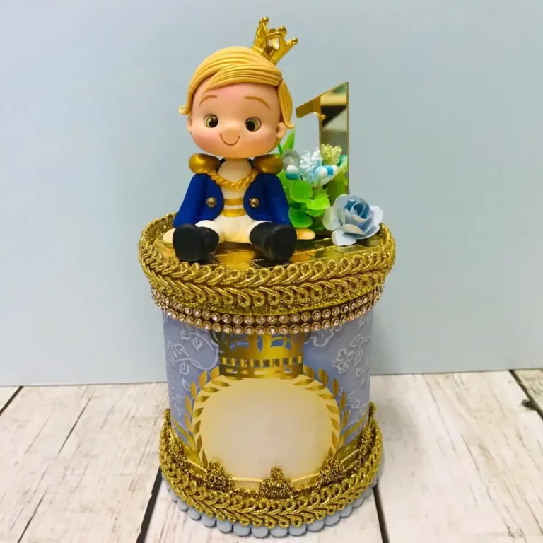 Kit de decoração de festa tema Realeza Menino nos formatos Studio e PDF com coroas para papelaria personalizada.