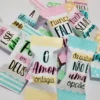 Mockup digital exibindo diversas balas com artes prontas de mensagens motivacionais, decoradas com estrelas e corações minimalistas para festas.