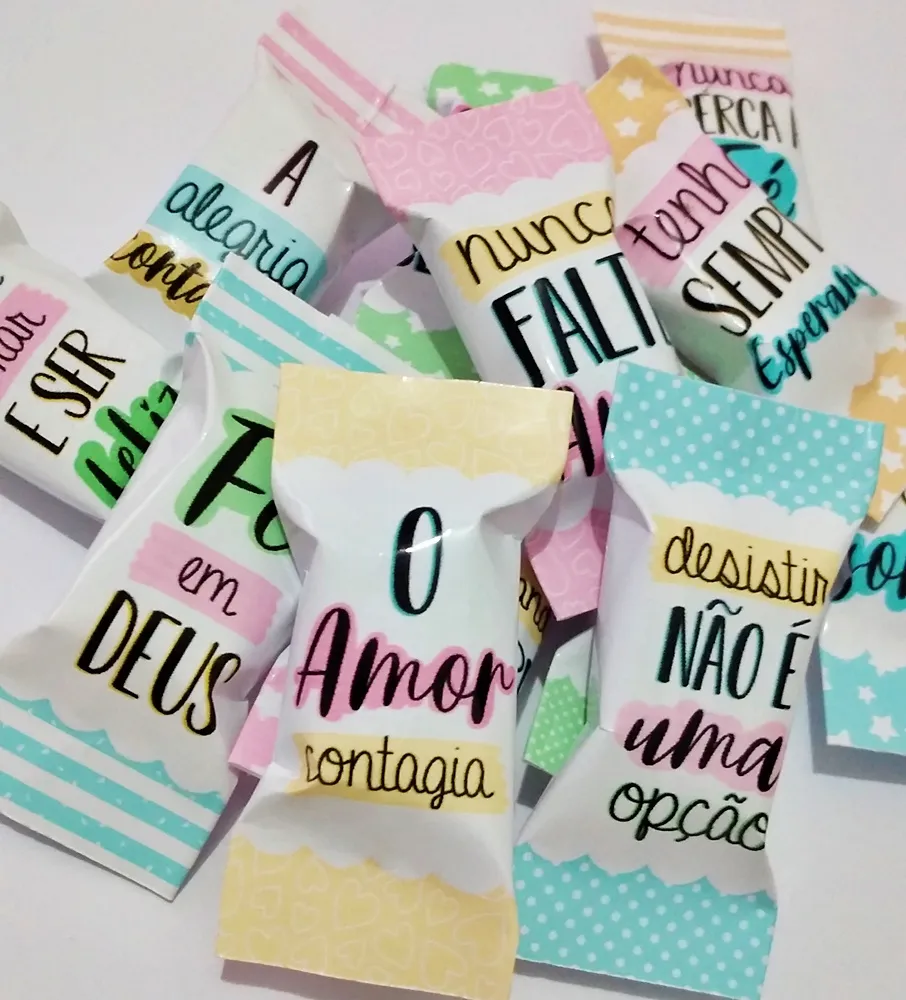 Mockup digital exibindo diversas balas com artes prontas de mensagens motivacionais, decoradas com estrelas e corações minimalistas para festas.