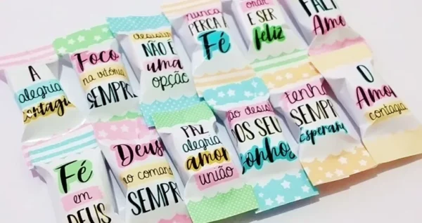Design digital para balas de iogurte com tipografia elegante e mensagens inspiradoras como "Você é capaz" e "Tenha um bom dia" nos formatos PNG e PDF.