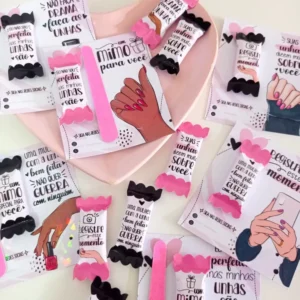 Mimos personalizados para clientes de manicure com ilustrações de unhas pintadas e esmaltes. Arquivo digital nos formatos de imagem PNG e PDF.