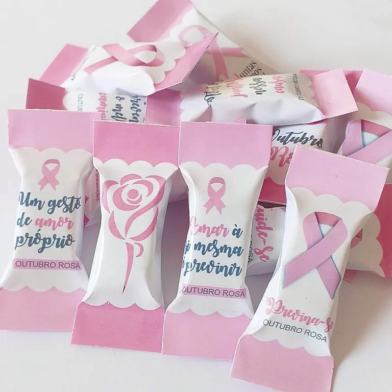 Imagem digital mostrando designs de rótulos de bala com frases como "Se ame, se cuide" e ilustrações do laço da campanha da saúde da mulher em alta definição.