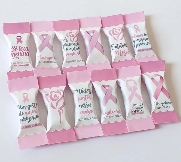 Arquivo digital de embalagens para balas personalizadas no tema Outubro Rosa nos formatos PNG e PDF, exibindo layouts com laços da campanha, frases motivacionais e fundo rosa com elementos florais prontos para imprimir.