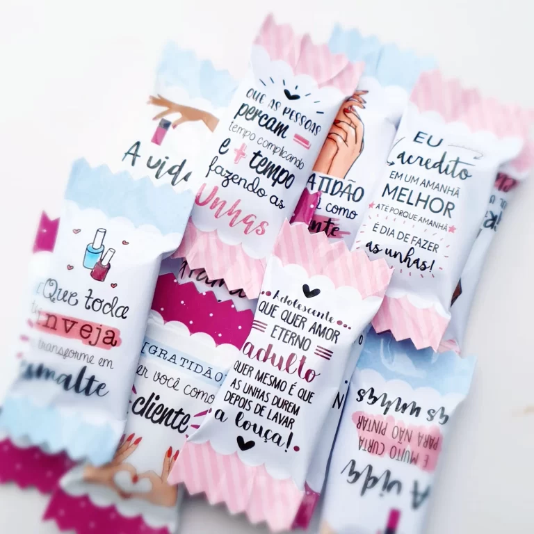 Template digital aberto com várias artes de embalagens para bala personalizada com o tema manicure, exibindo marcas de corte e margens de sangria para produção.