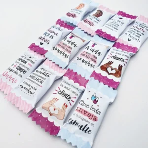 Mockup digital mostrando embalagens de balas impressas e montadas com o tema manicure, decoradas com pequenos corações, esmaltes e fundos florais delicados.
