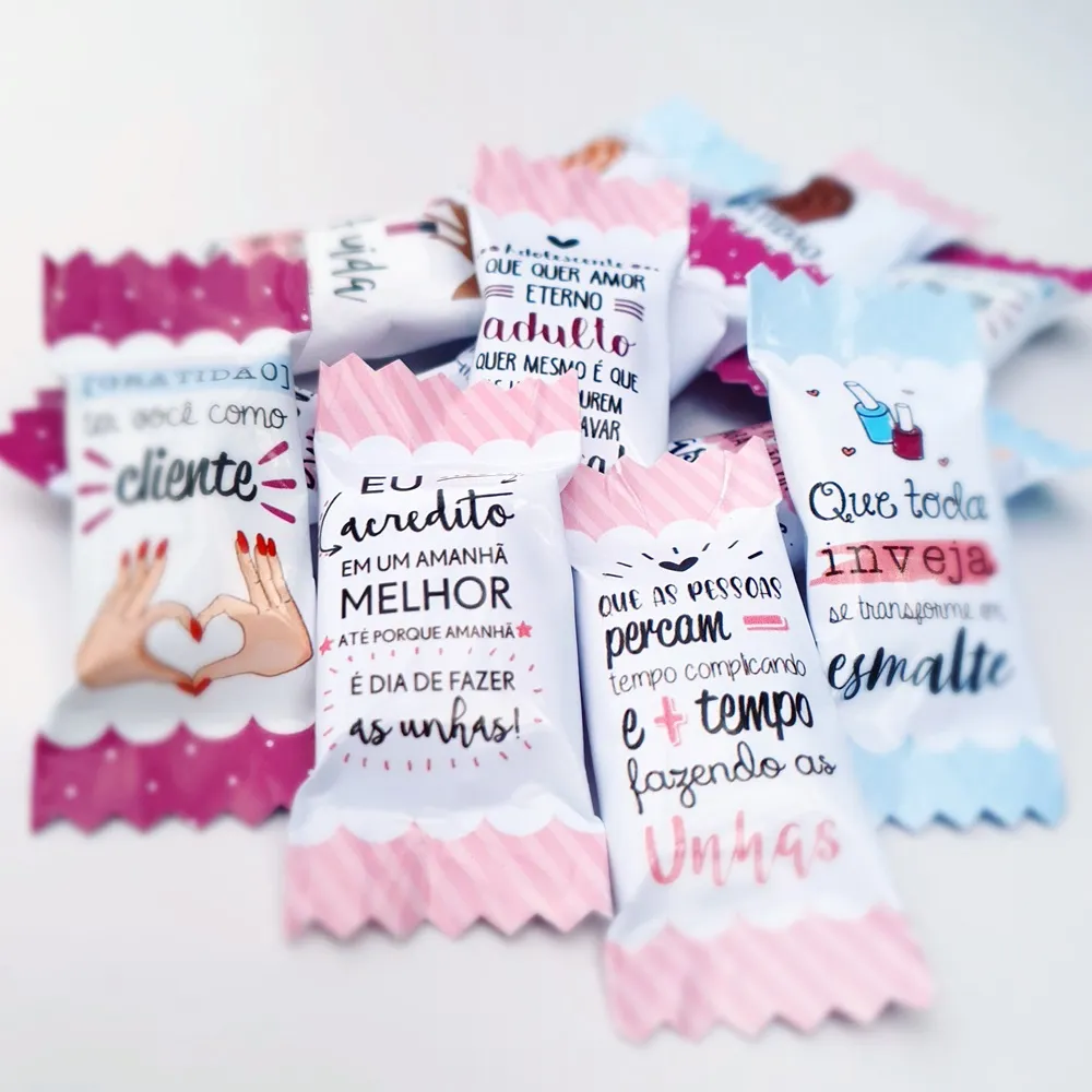 Miolo e moldes digitais de embalagem para bala de iogurte com tema de salão de beleza e manicure, mostrando padrões de esmaltes coloridos e fundos em tons pastéis prontos para imprimir.