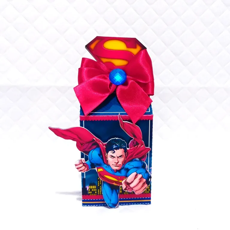 Elementos decorativos de herói com detalhes em relevo de arranha-céus e silhueta do Super-Homem voando. Arquivo de corte digital em PDF e Studio.