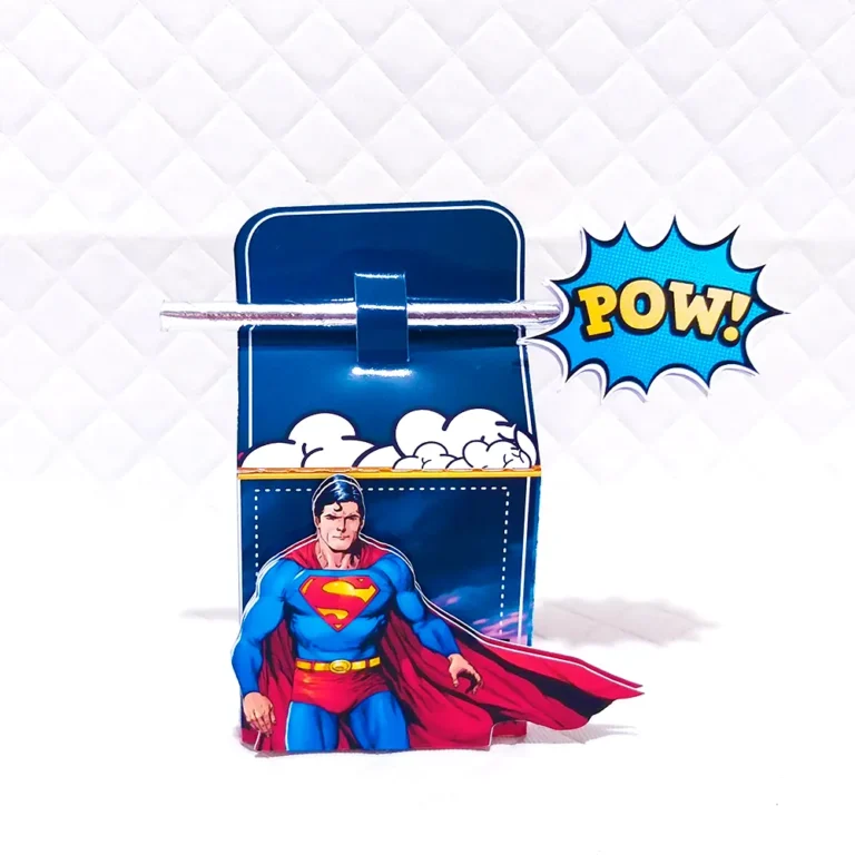Caixas personalizadas em camadas com o símbolo do herói, prédios da cidade e nuvens de fundo. Arquivo digital configurado em Studio e PDF.