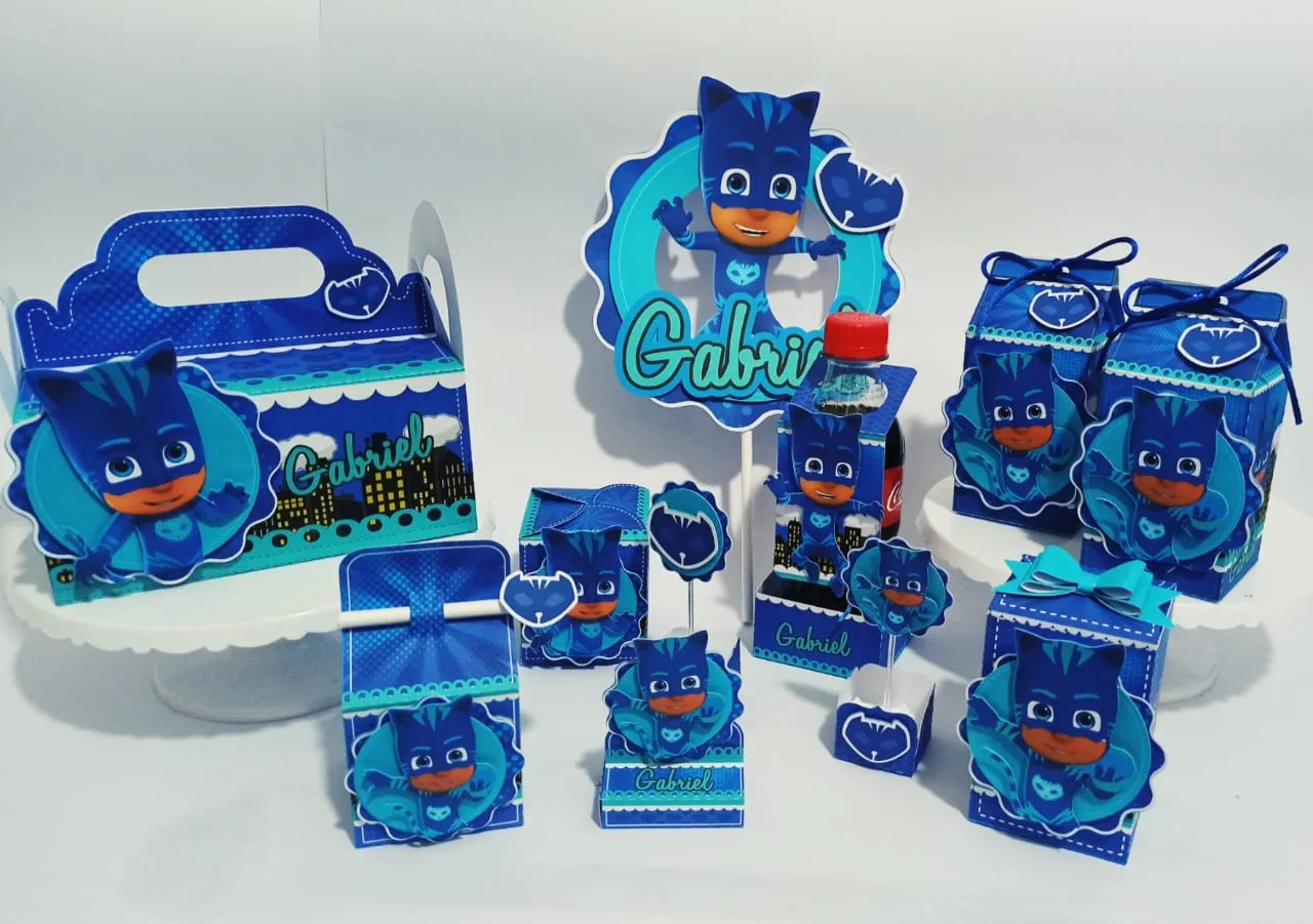 Caixas personalizadas em camadas com o símbolo do Menino Gato e prédios à noite. Arquivo digital de corte em formatos Studio e em arquivo PDF.
