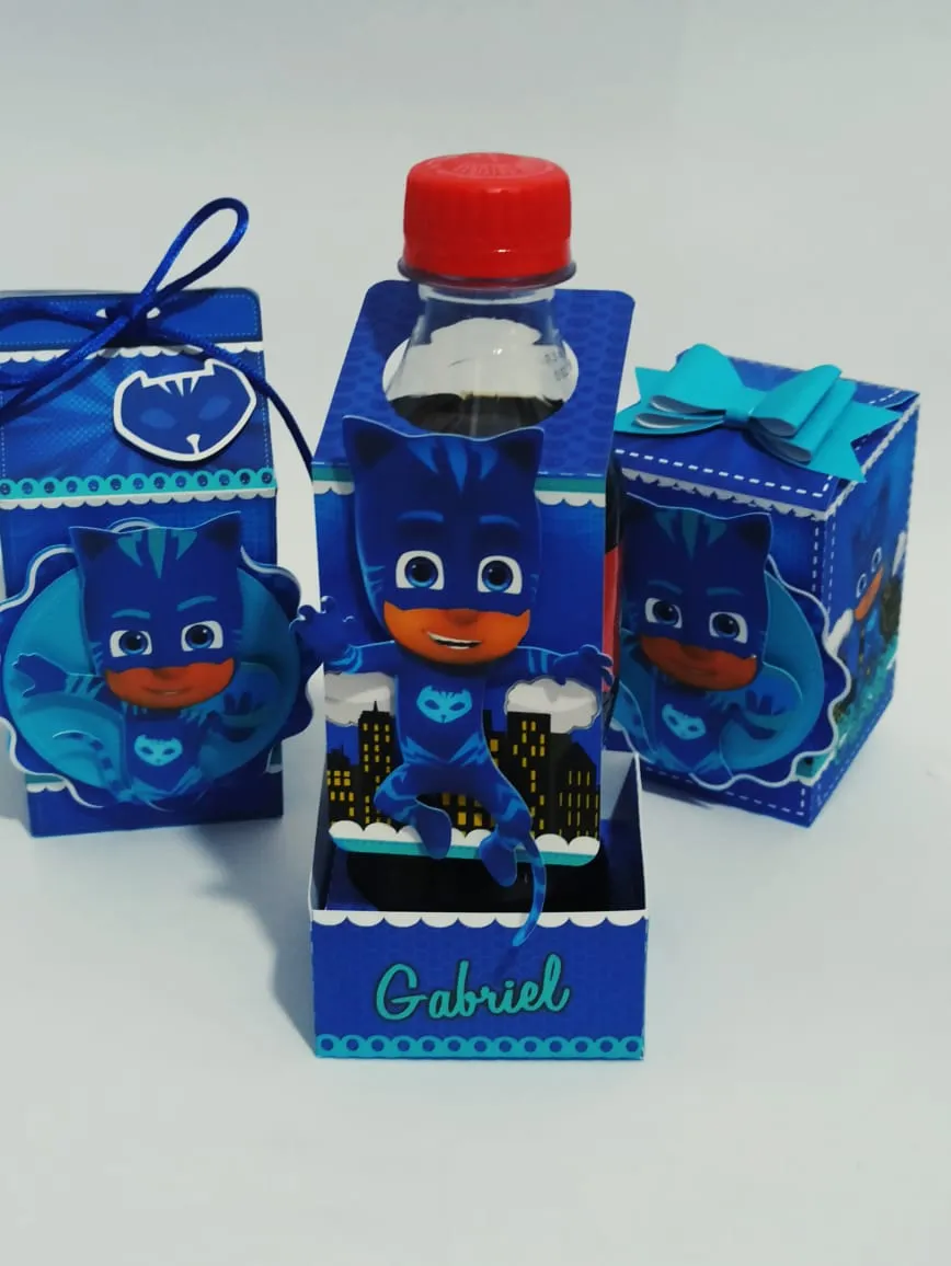 Lembrancinha personalizada de aniversário com o herói Menino Gato em tom azul escuro. Arquivo de corte digital nos formatos Silhouette Studio e PDF.