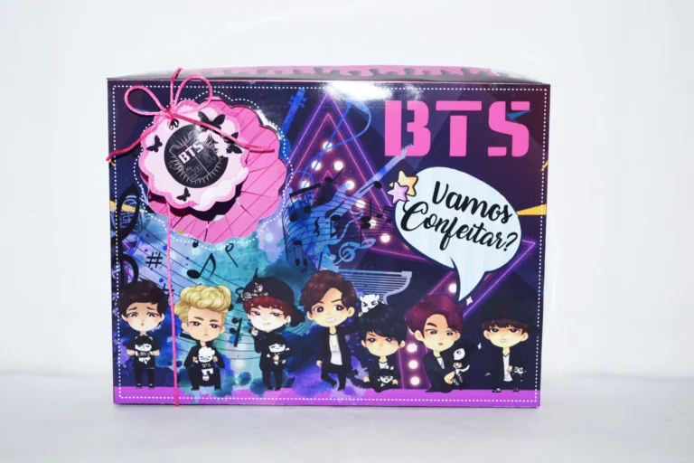 Embalagem interativa com berço para doces e bisnaga decorada com elementos do BTS em tons de roxo e preto. Arquivo de corte digital em Studio e PDF.