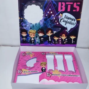 Caixa kit mini confeiteiro personalizada do BTS com logo do grupo e estrelas em relevo tridimensional lilás. Arquivo digital em Studio e em PDF.