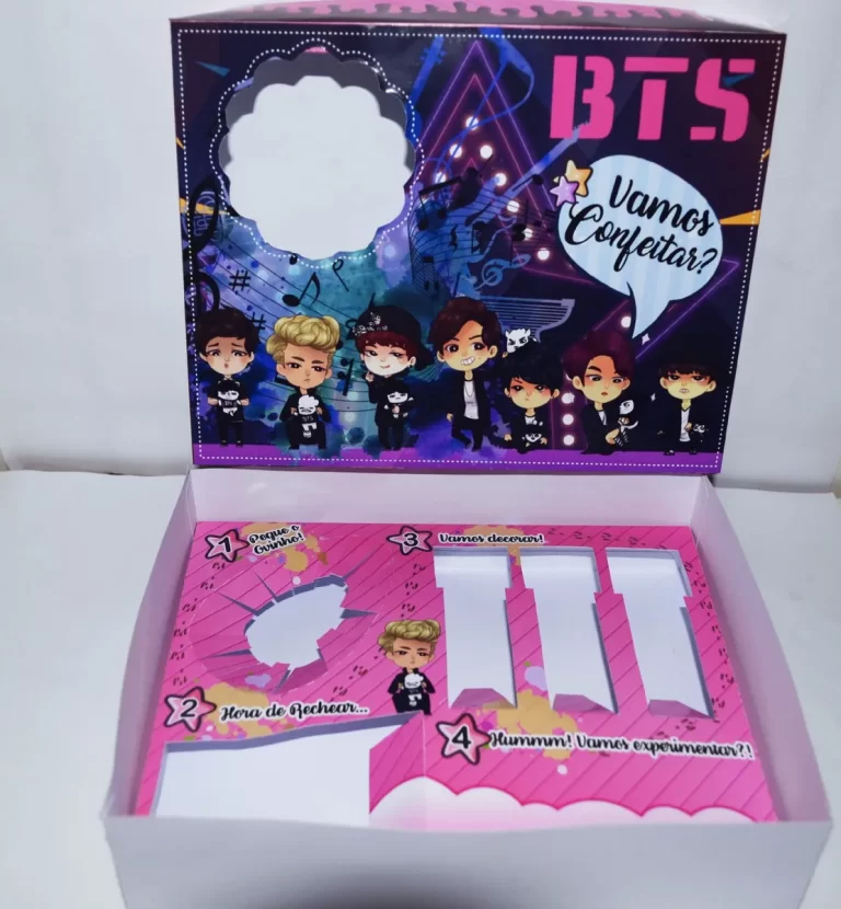Caixa kit mini confeiteiro personalizada do BTS com logo do grupo e estrelas em relevo tridimensional lilás. Arquivo digital em Studio e em PDF.