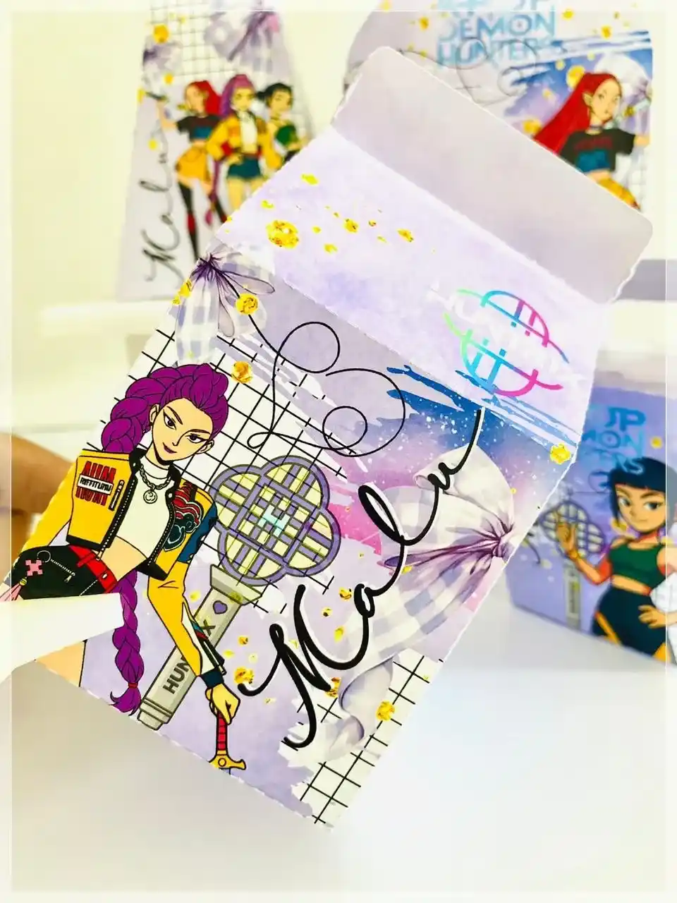 Arte digital para caixas de doces de aniversário com o tema Guerreiras do K-Pop. Arquivo digital para corte em formatos Silhouette Studio e PDF.