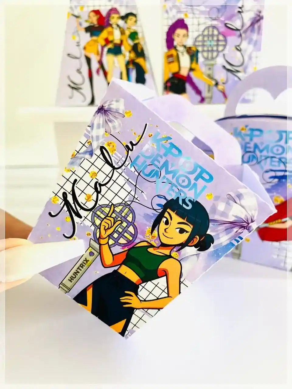 Kit de artes e moldes de caixas para doces de aniversário no tema Guerreiras do K-Pop. Arquivo digital em alta qualidade nos formatos Studio e PDF.