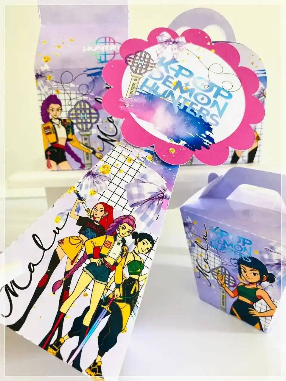 Caixas personalizadas em camadas com elementos de música coreana e estética pop. Arquivo digital de corte em formatos Silhouette Studio e arquivo PDF.