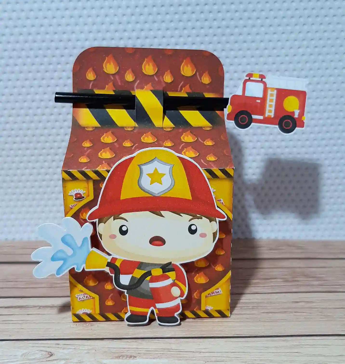 Kit de artes e moldes de caixas para doces de aniversário infantil de Bombeiro. Arquivo digital em alta qualidade nos formatos Studio e PDF.