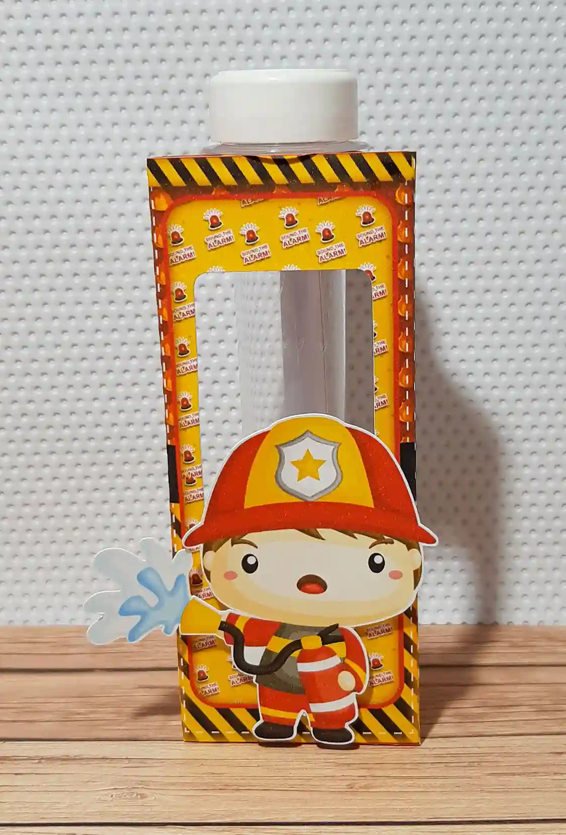 Elementos decorativos de aniversário com temática de bombeiros e hidrantes. Arquivo de corte digital nas extensões PDF e Silhouette Studio.