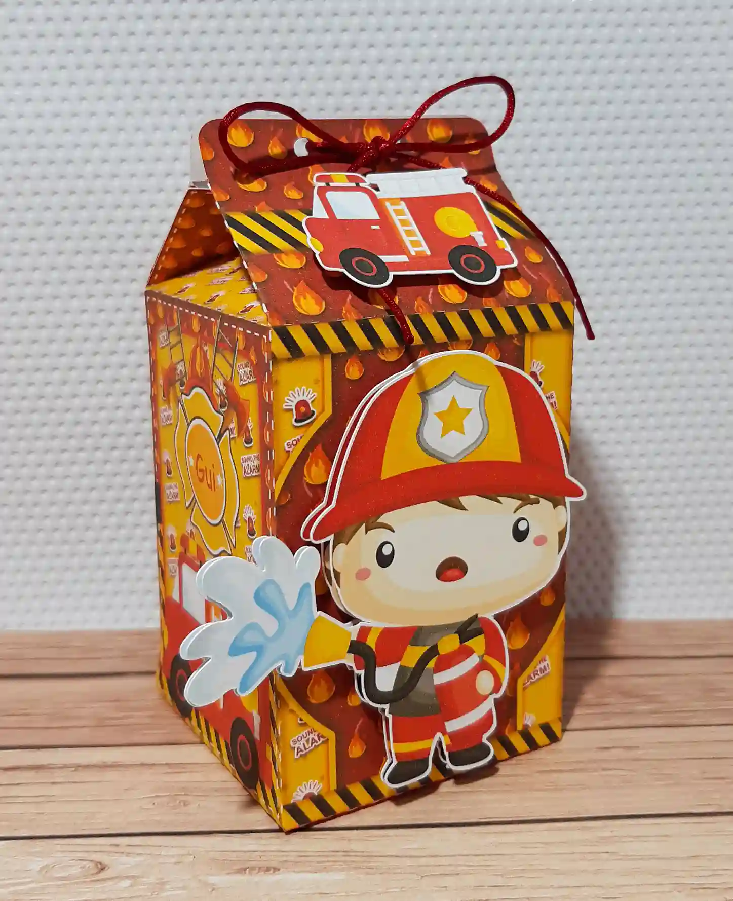 Caixas personalizadas em camadas com elementos de caminhão de bombeiro e fogo. Arquivo digital de corte em formatos Studio e arquivo PDF.