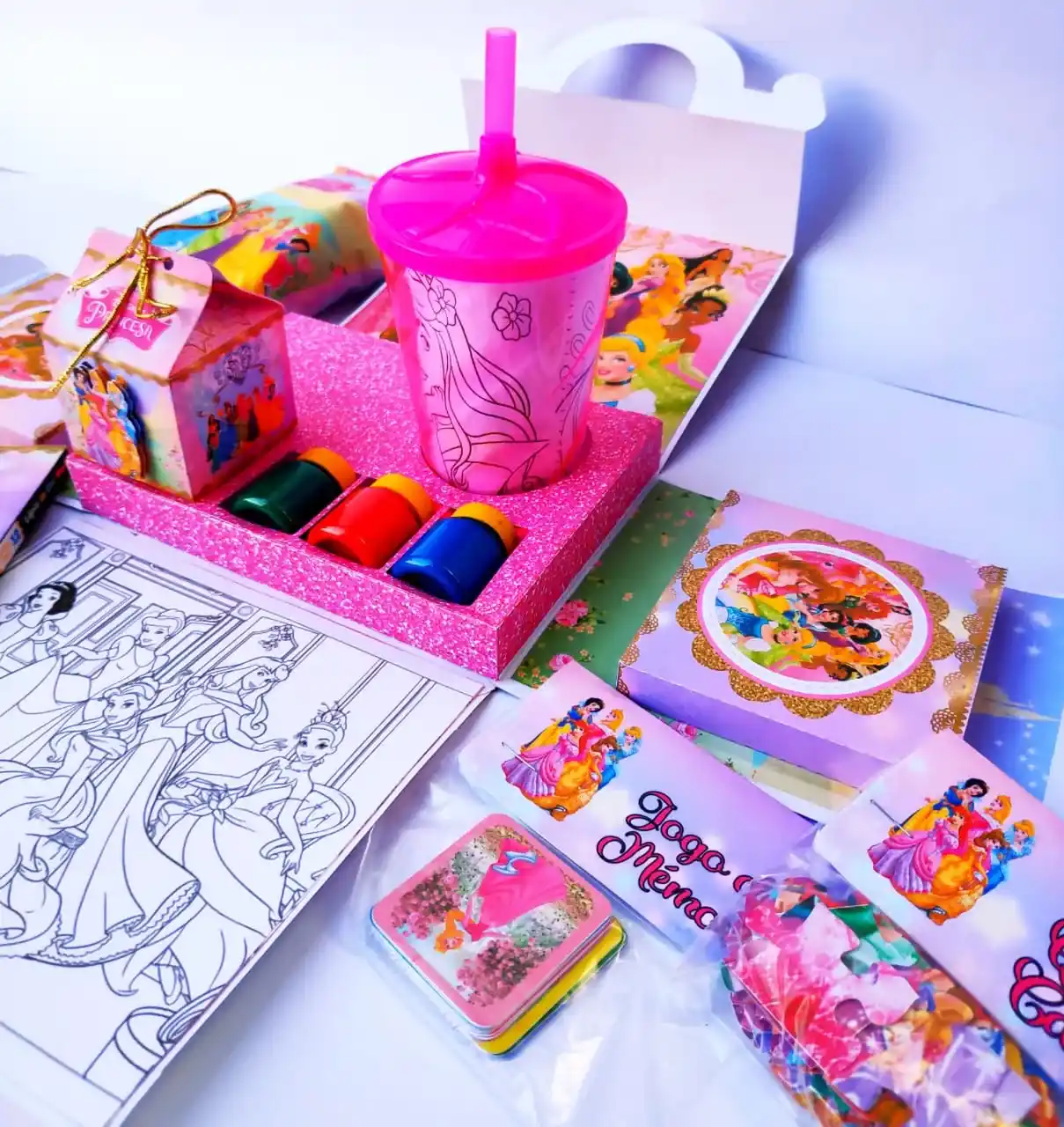 Kit de recortes e artes para festa tema Princesas Disney. Arquivo digital de corte em formatos Silhouette Studio e PDF de fácil impressão.