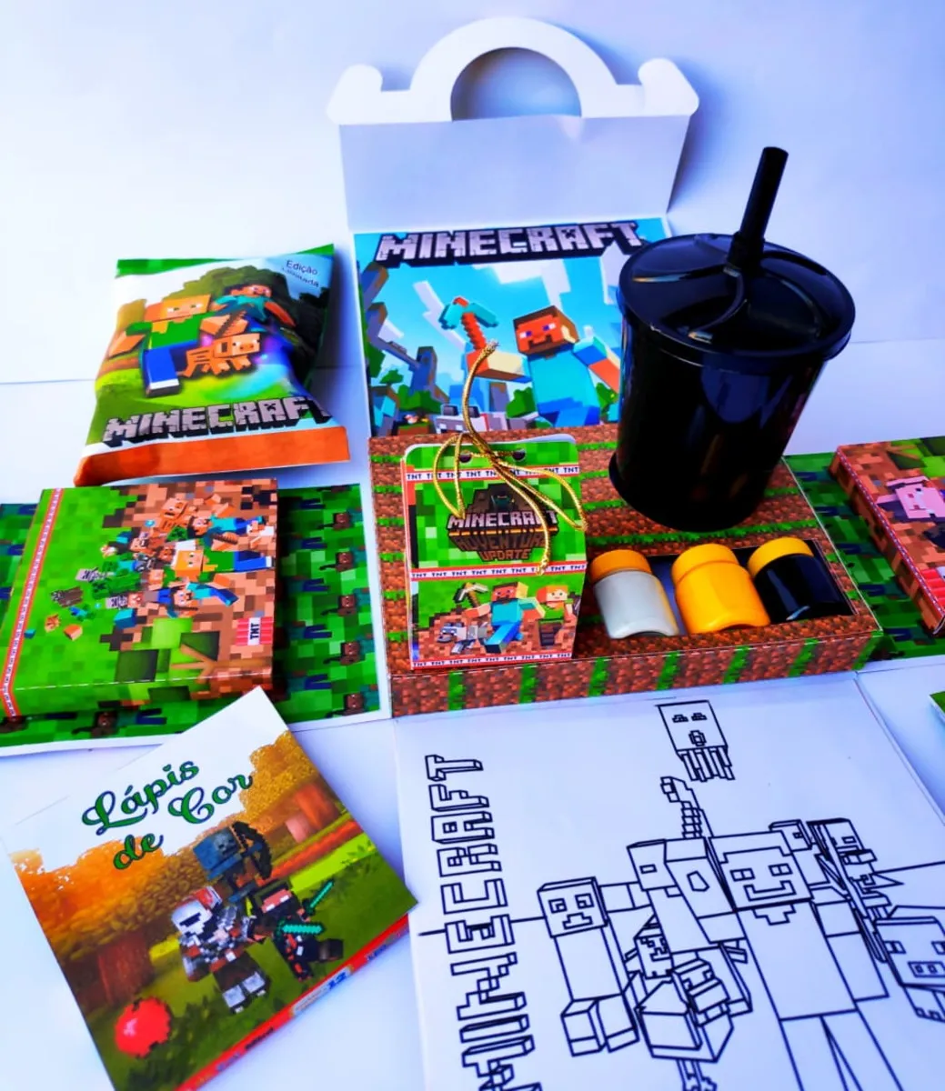 Lembrancinha interativa do jogo Minecraft que se abre com TNT e blocos de terra em camadas. Arquivo digital configurado em Studio e em formato PDF