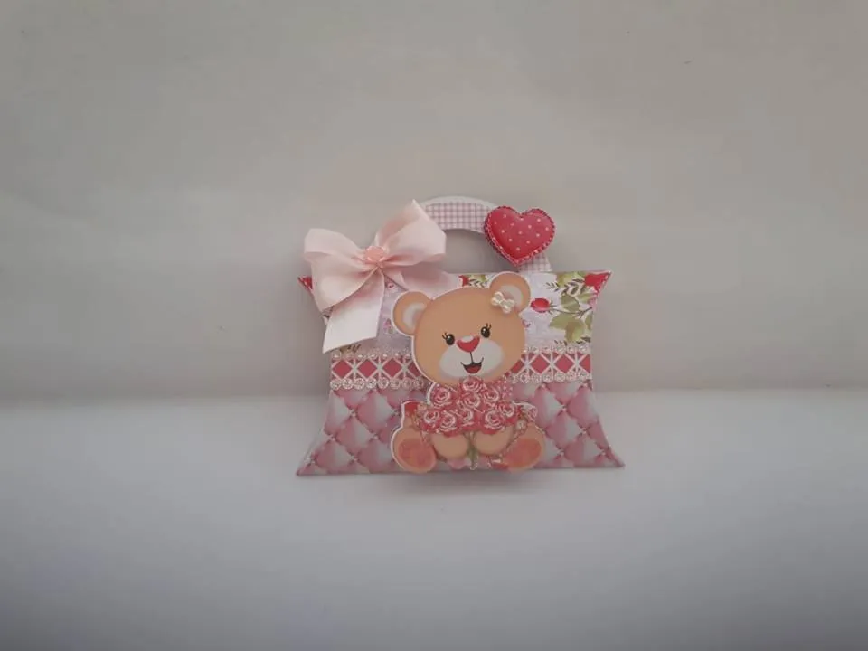 Enfeite de porta e lembrancinha personalizada no tema maternidade ursinhos. Arquivo de corte digital nos formatos do software Silhouette Studio.