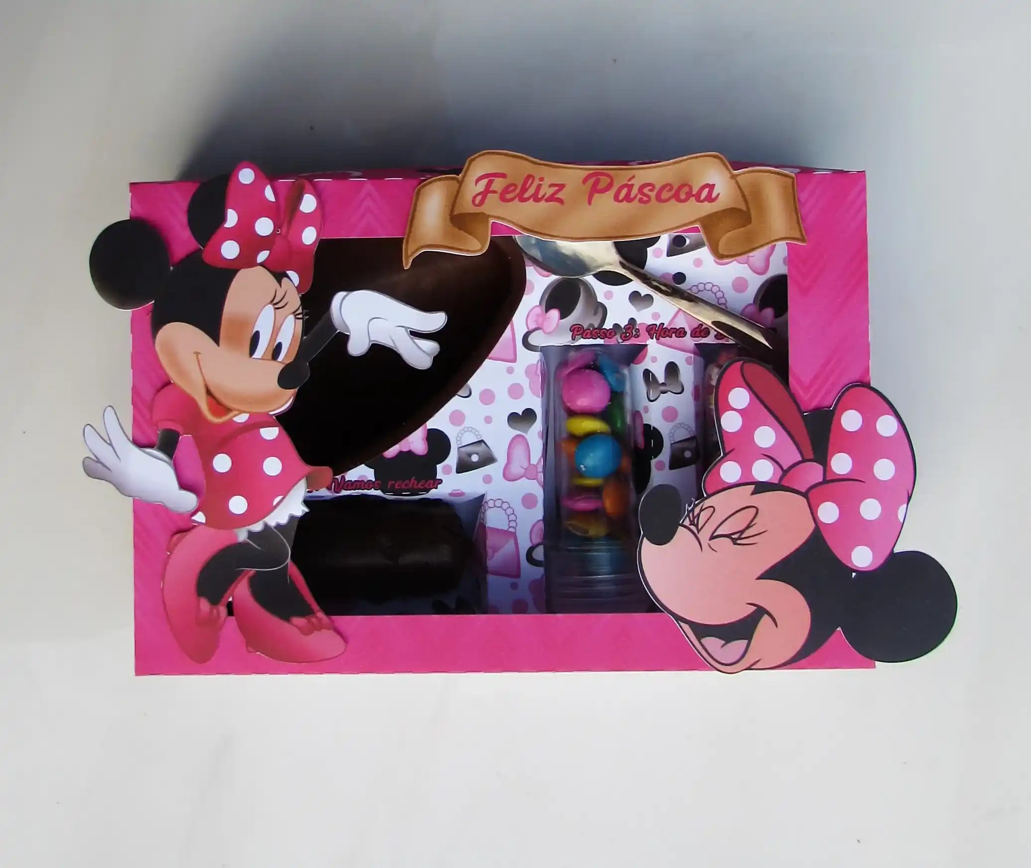 Elementos decorativos de Páscoa infantil com a temática da Minnie Mouse e estampas de poá vermelho. Arquivo de corte digital nas extensões PDF e Studio.