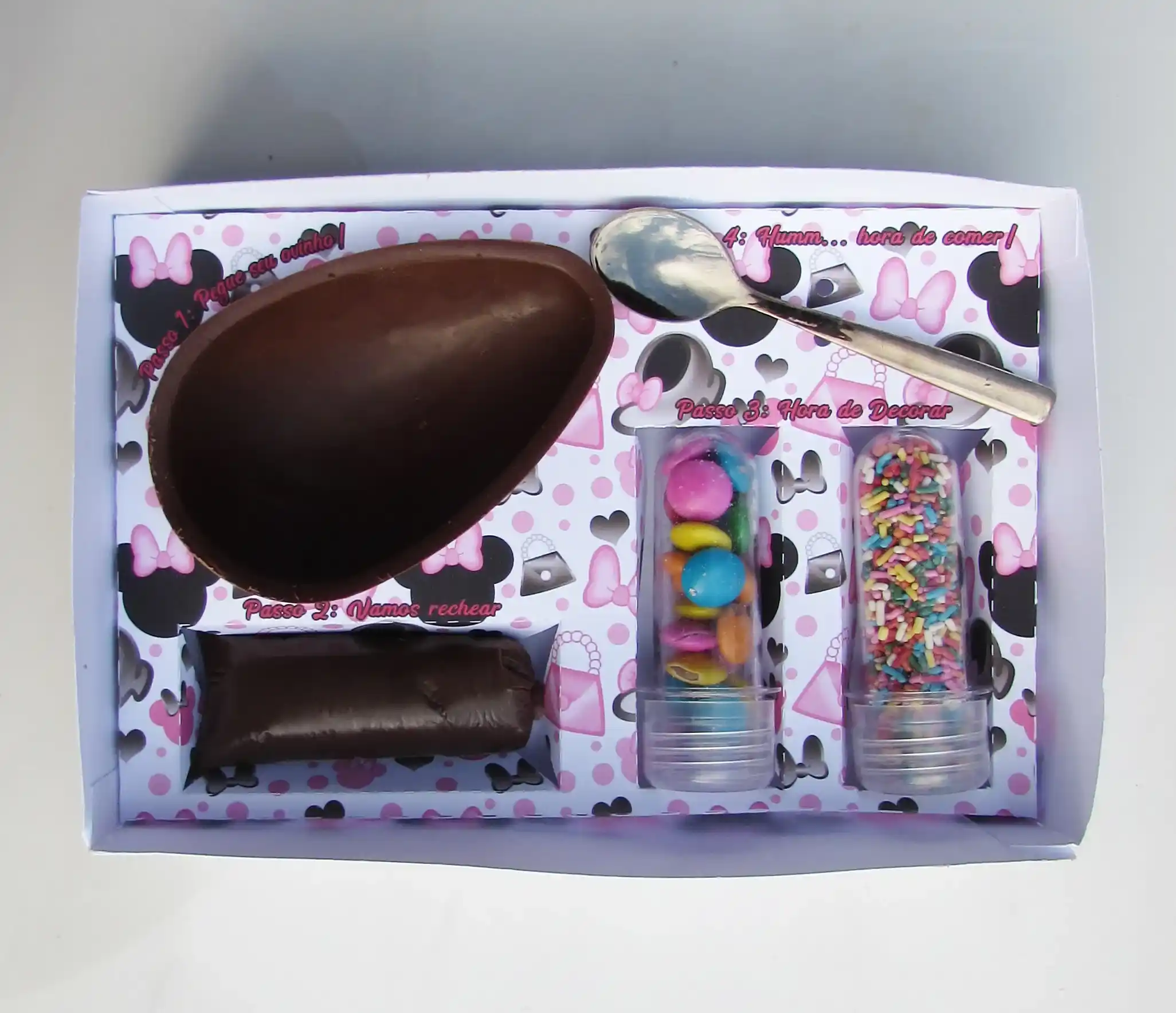 Caixa personalizada mini confeiteiro de Páscoa com a Minnie Mouse de vestido vermelho e laço de bolinhas. Arquivo digital em Studio e formato PDF.