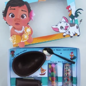 Embalagem interativa com berço para doces decorada com a personagem Moana Baby e o porquinho Pua. Arquivo de corte digital configurado em Studio e PDF