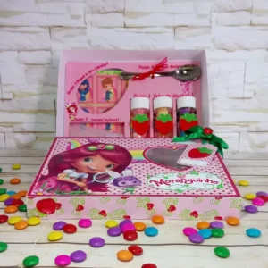 Caixa kit mini confeiteiro personalizada da Moranguinho com morangos em relevo tridimensional e detalhes em vermelho. Arquivo em Studio e PDF.