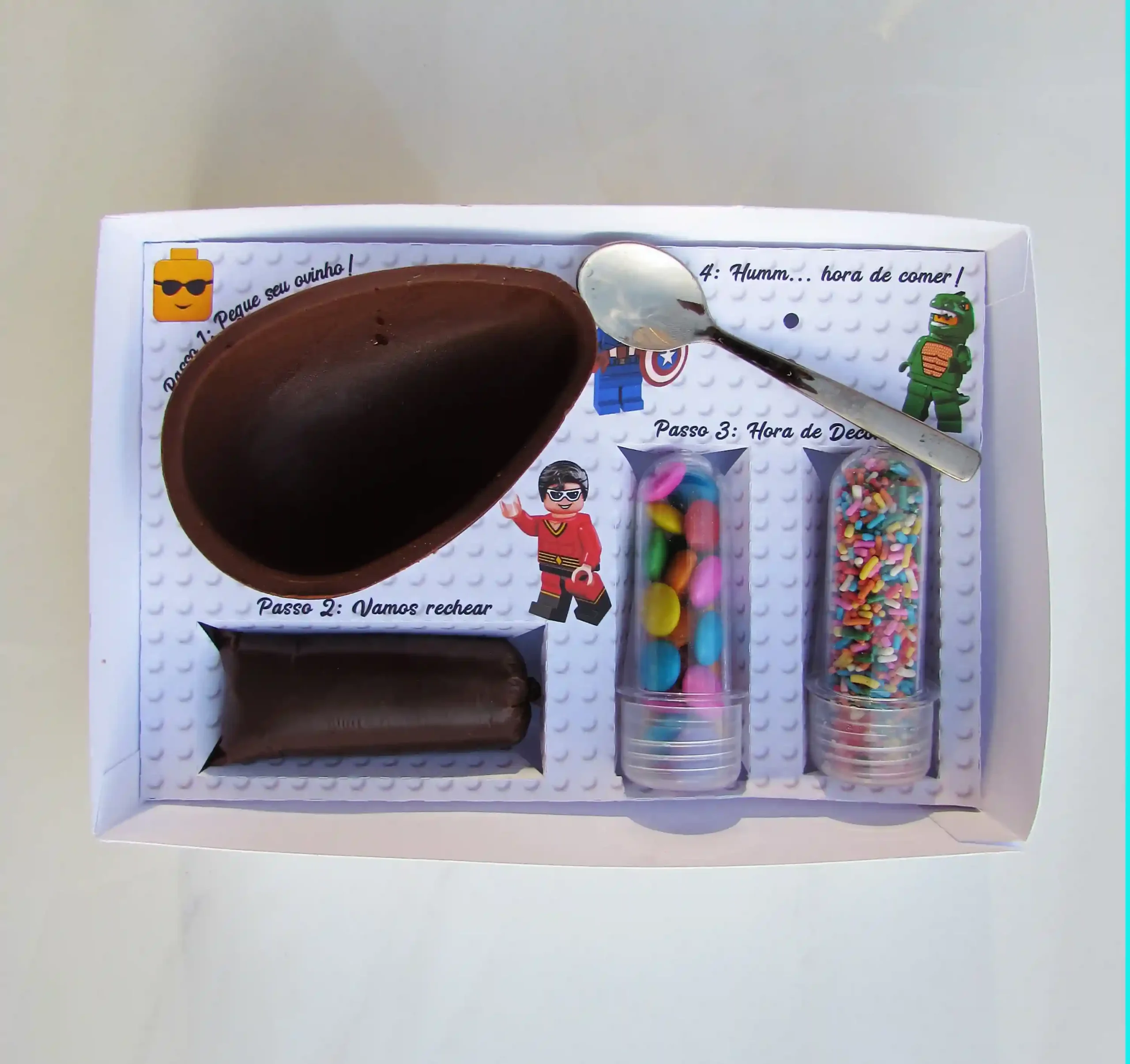 Caixa kit mini confeiteiro de Páscoa com blocos de montar Lego coloridos e coelho em relevo tridimensional. Arquivo digital em Studio e em PDF.