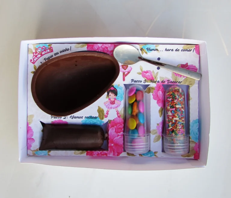 Caixa kit mini confeiteiro com silhueta de bailarina de saia de tutu rosa, sapatilhas e laços em relevo tridimensional. Arquivo em Studio e PDF.
