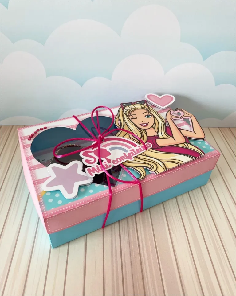 Caixa interativa de confeiteiro com detalhes em relevo das borboletas douradas e flores de Encanto. Arquivo de corte digital em PDF, PNG e Studio.