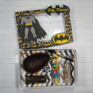 Caixa personalizada de Páscoa mini confeiteiro com o herói Batman e o símbolo do morcego. Arquivo de corte digital nos formatos Studio e em arquivo PDF.