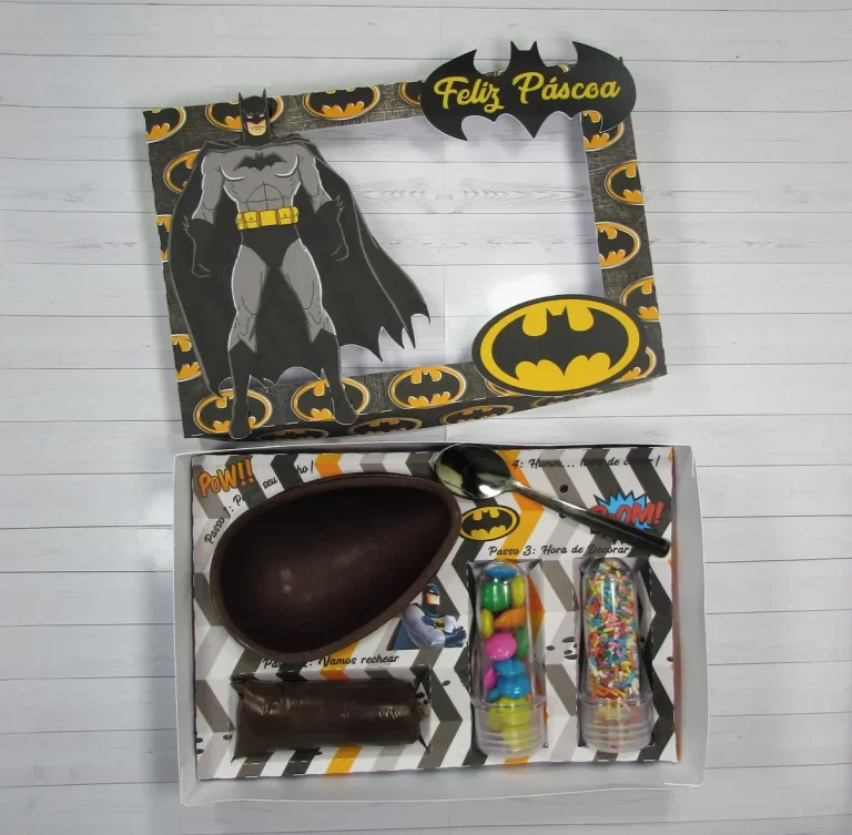 Caixa personalizada de Páscoa mini confeiteiro com o herói Batman e o símbolo do morcego. Arquivo de corte digital nos formatos Studio e em arquivo PDF.