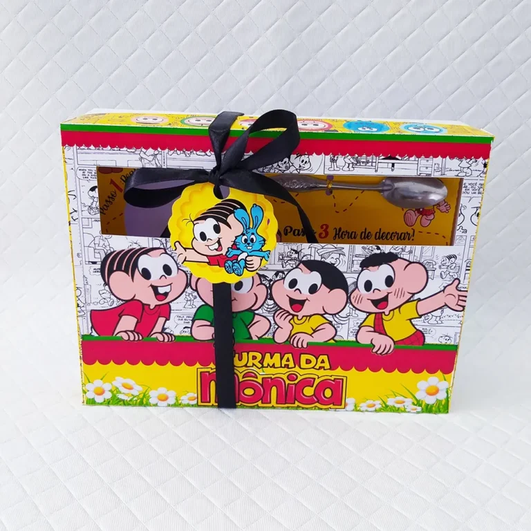 Caixa kit mini confeiteiro personalizada com Mônica e Magali de avental e bolos coloridos em relevo. Arquivo de corte digital em Studio e em PDF.
