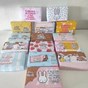 Caixas de doces estampadas com pegadas de coelho e cenouras em camadas coloridas. Arquivo de corte digital nas extensões PDF e Silhouette Studio.