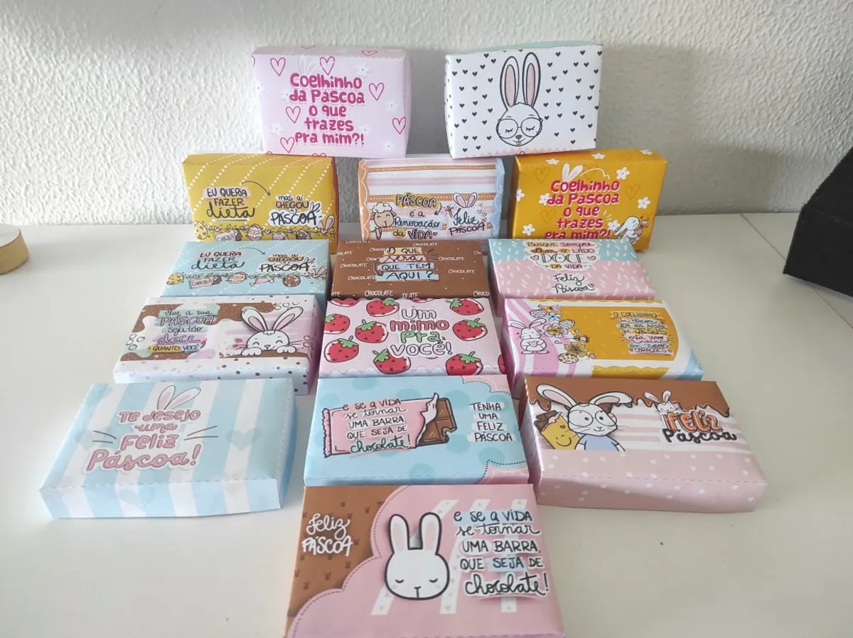 Caixas de doces estampadas com pegadas de coelho e cenouras em camadas coloridas. Arquivo de corte digital nas extensões PDF e Silhouette Studio.