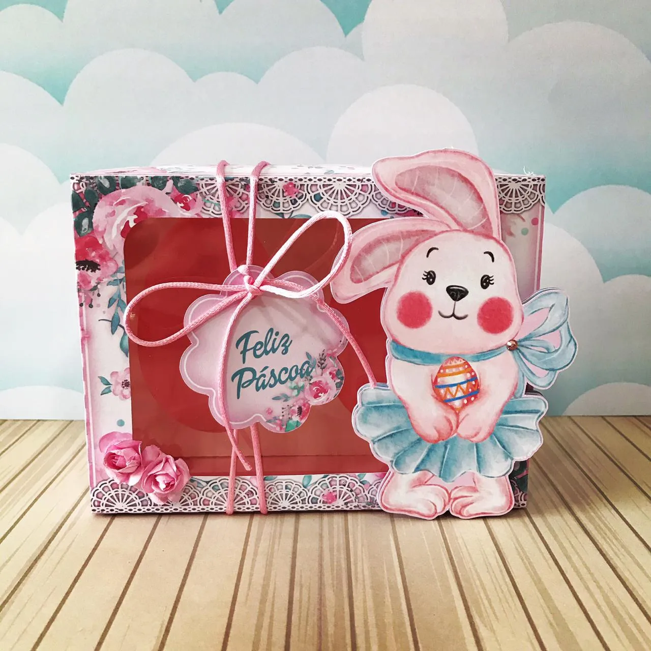 Caixas personalizadas em camadas com berço para ovo de colher e ilustrações de coelho. Arquivo digital de corte em formatos Studio, PNG e PDF.