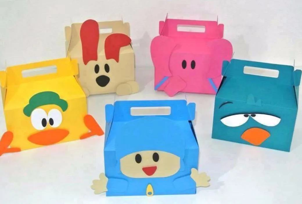 Caixa personalizada para lembrancinha com o personagem Pocoyo em cores vibrantes. Arquivo de corte digital configurado para o Silhouette Studio.