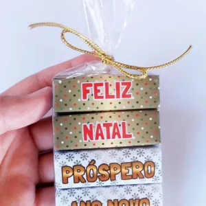 Embalagem personalizada para chocolate Bis com estampas natalinas e frases de Feliz Natal. Arquivo digital no formato PDF para impressão e corte.