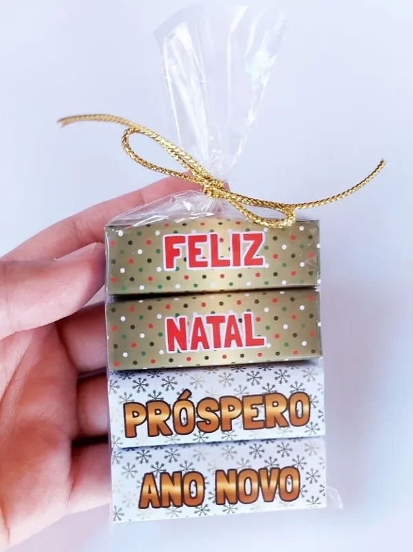 Embalagem personalizada para chocolate Bis com estampas natalinas e frases de Feliz Natal. Arquivo digital no formato PDF para impressão e corte.