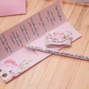 Tag personalizada para lembrancinha de lápis com flores delicadas em homenagem ao Dia da Mulher. Arquivo digital nos formatos Studio, PDF e PNG.