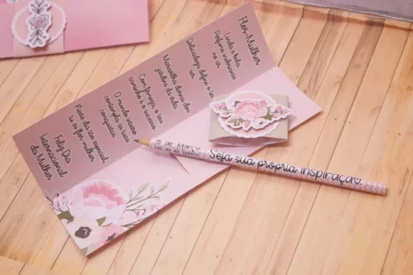 Tag personalizada para lembrancinha de lápis com flores delicadas em homenagem ao Dia da Mulher. Arquivo digital nos formatos Studio, PDF e PNG.