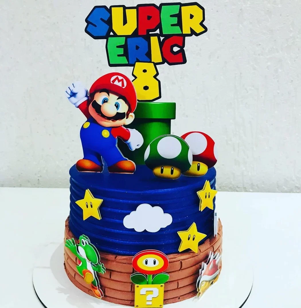 Arquivo de corte digital de topo de bolo no tema Super Mario Bros em formato Studio para Silhouette, mostrando o personagem Mario, o dinossauro Yoshi, blocos de interrogação, moedas douradas, canos verdes e cogumelos dispostos em camadas prontas para recorte tridimensional.