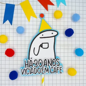 Arquivo de corte digital de topo de bolo do meme Flork viciado em café em formato Studio para Silhouette, mostrando o bonequinho com olheiras segurando uma caneca fumegante, grãos de café e frases engraçadas dispostas em camadas prontas para recorte tridimensional.